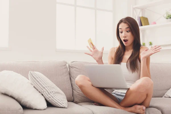 Mujer emocionada compras en línea con tarjeta de crédito — Foto de Stock