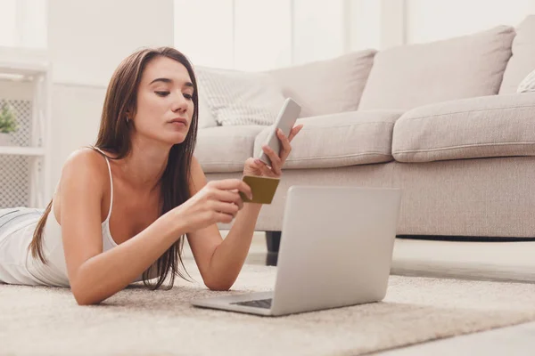 Dalgın kadın online kredi kartı ile alışveriş — Stok fotoğraf