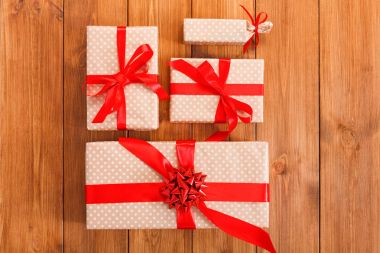 Bir sürü hediye kutuları odun, kağıt Noel hediyeleri