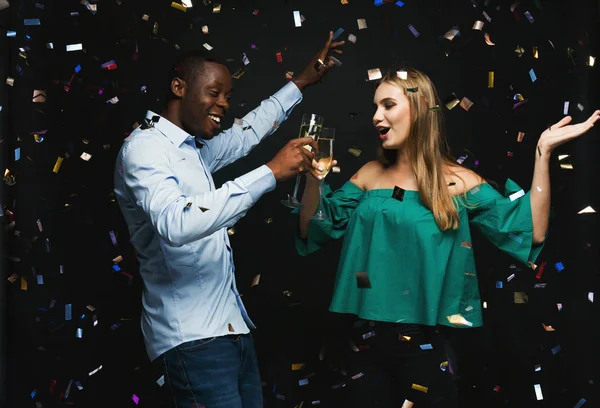 Pasangan muda merayakan ulang tahun di klub malam — Stok Foto