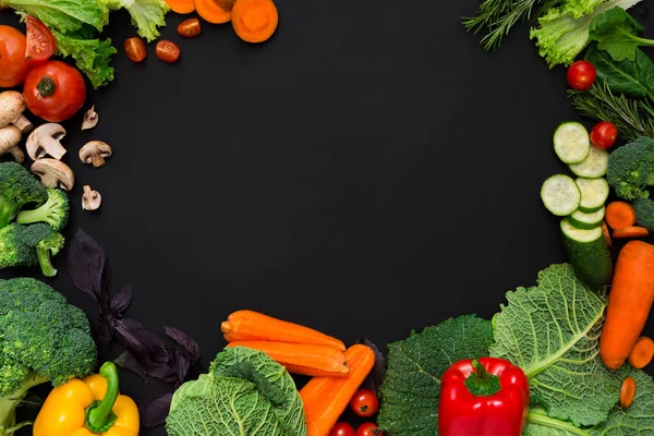 Un montón de verduras frescas sobre fondo negro con espacio para copiar —  Fotos de Stock