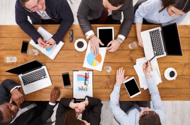 İş görüşmesi. Çok ırklı. İşçi, strateji geliştirme, ofis, ahşap masa Üstten Görünüm