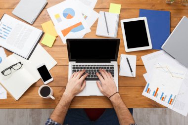 Yoğun çalışan adam modern ofis, üstten görünüm