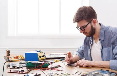Adam akıllı telefon tamircisi sökülmesi