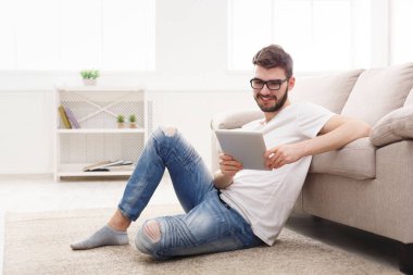 Genç adam evde online mesajlaşma