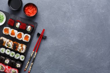 Üstten Görünüm suşi maki ve rulo rustik gri arka plan üzerinde kümesi