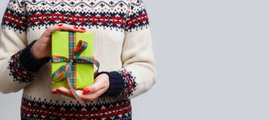 Noel hediyesi tutan tanınmaz halde kadın