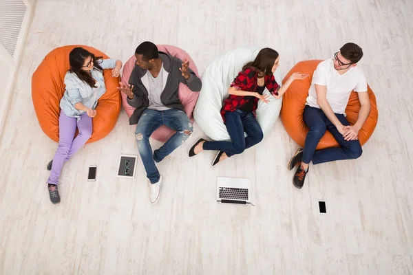 Kahve molası, grup öğrenci sınava hazırlanıyor