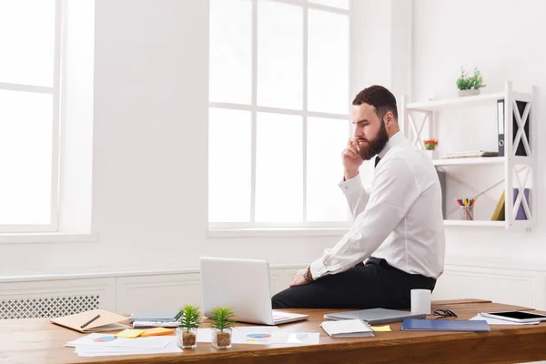 Hombre de negocios serio en ropa formal tiene charla de teléfono móvil en la oficina blanca moderna — Foto de Stock