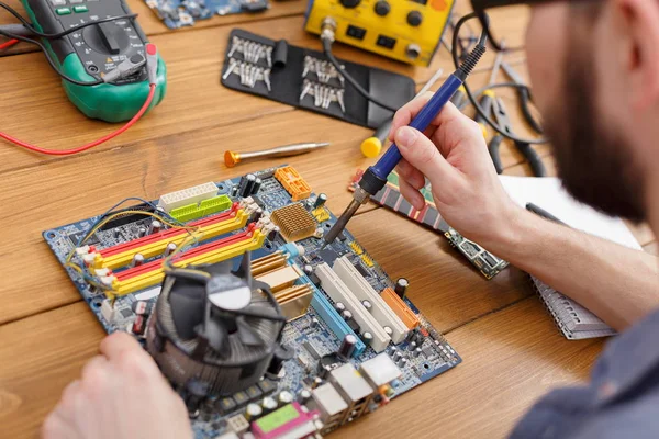 Reparador soldadura circuito informático en taller — Foto de Stock