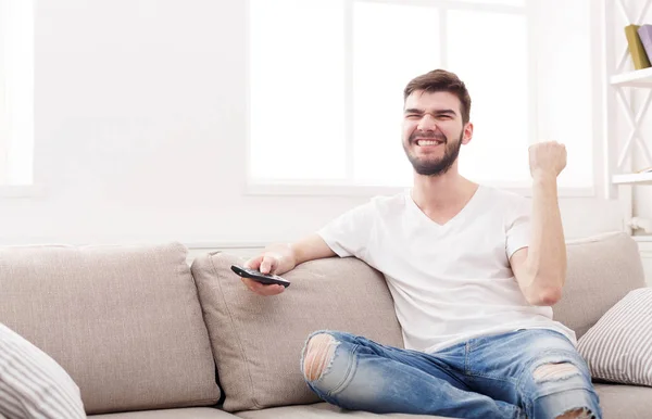 Hombre viendo deportes en la televisión y el equipo de apoyo — Foto de Stock