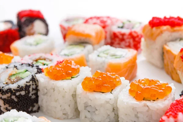 Set de primer plano de rollos de sushi, maki con caviar sobre fondo blanco —  Fotos de Stock