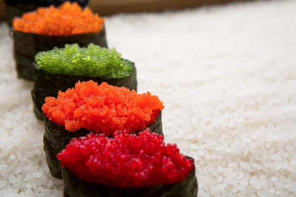 Closeup de sushi gunkan no fundo de arroz branco e espaço de cópia de textura — Fotografia de Stock