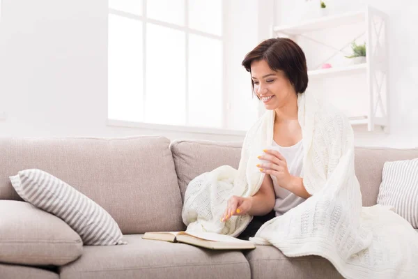 Ottimo libro. Buona lettura ragazza a casa — Foto Stock