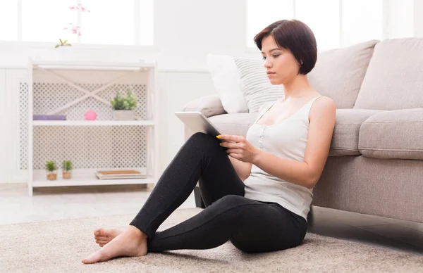 Freizeit zu Hause genießen. Nachdenkliches Mädchen mit Tablet — Stockfoto