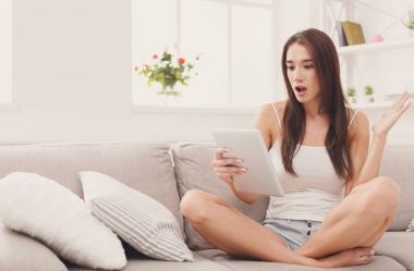 Genç kız evde dijital tablet ile şok