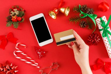 Kız Noel satın alma online kredi kartı ile smartphone cep telefonu ile sunar.