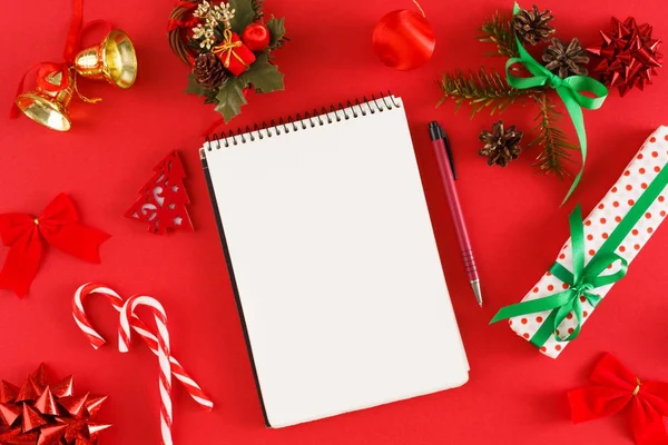 Christmas wish list. Empty notepad at messy table background — Stock Photo, Image