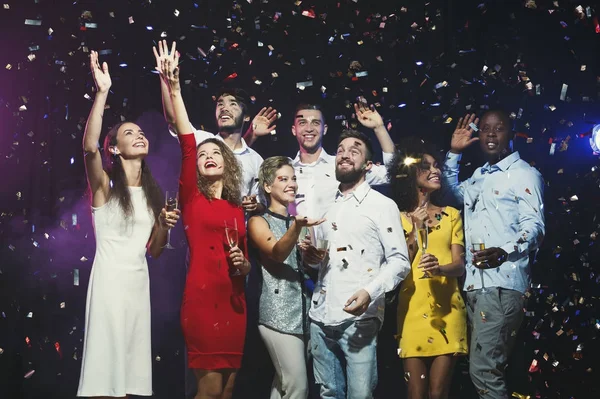 Felices jóvenes amigos celebrando la Navidad en el club nocturno —  Fotos de Stock