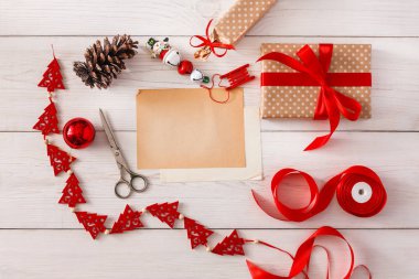 Yaratıcı hobi. Noel hediyesi kutusuna yapmak için el yapımı Araçlar