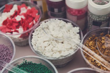 Dondurma ve cupcakes sigara pareil Topingler ve süslemeleri serpin