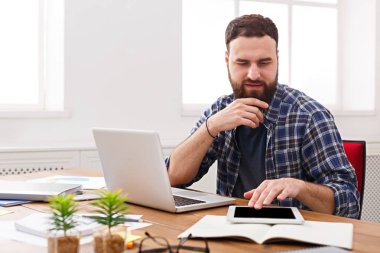 Dijital tablet kullanma office dalgın genç işadamı