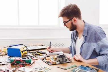 Elektronik devre kartını tamir dükkanında inceleme