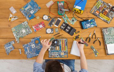 Elektronik devre kartını tamir dükkanında inceleme