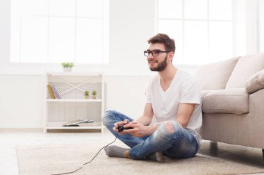 Mutlu genç adam evde video oyunları oynarken