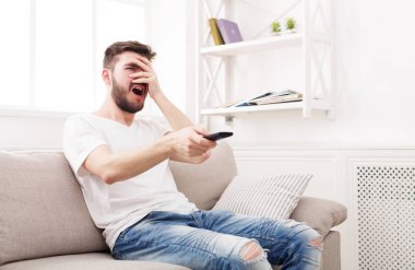Evde TV izlerken heyecan genç adam