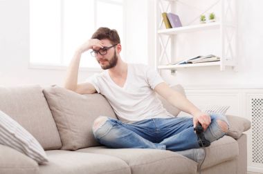 Mutsuz genç video oyunları oynarken adam ve kaybeder