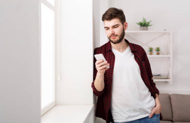 Düşünceli delikanlı ile evde smartphone