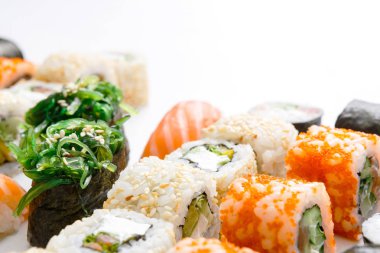 Closeup kümesi suşi rulo, maki beyaz arka planda, kopya alanı