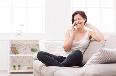 Genç kız cep telefonu üzerinde arama gülüyor