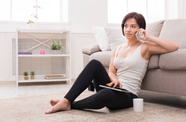 Hoş sohbet. Çekici kız telefonda konuşurken