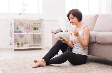 Kulaklık yerdeki genç kadın