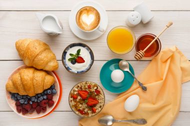 Continental kahvaltı menüsü woden masada