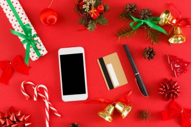 Kız Noel satın alma online kredi kartı ile smartphone cep telefonu ile sunar.
