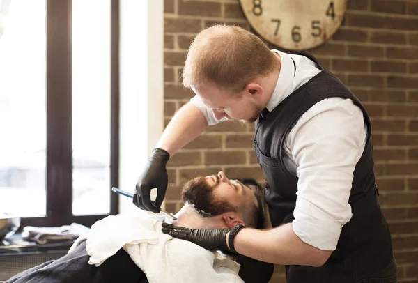 Man krijgt kapsel door Haarstylist bij barbershop — Stockfoto