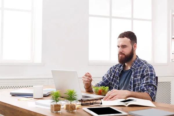 El hombre tiene sano almuerzo de negocios en el interior de la oficina moderna — Foto de Stock