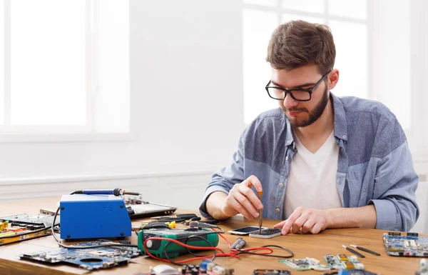 Uomo smontaggio smartphone in officina — Foto Stock