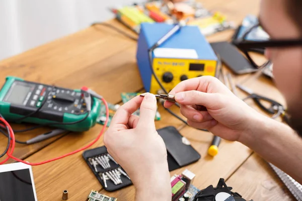 Ferramenta para reparação de dispositivos eletrônicos de perto — Fotografia de Stock