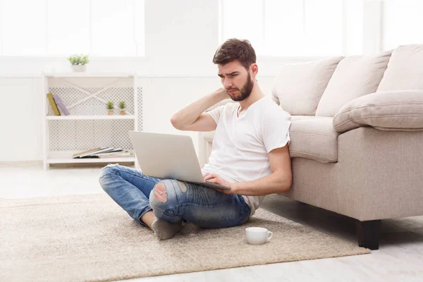 Joven en casa con portátil sentir dolor — Foto de Stock