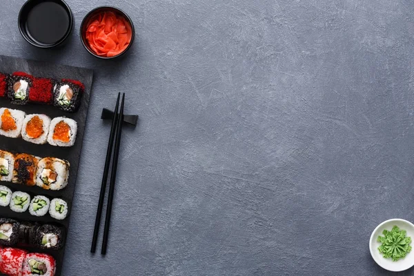 Widok z góry zestaw sushi maki i bułki na rustykalny szary tło — Zdjęcie stockowe
