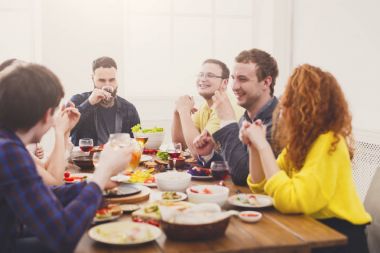 Grup, Festival tablo yemeğinde mutlu insan