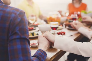 Güzel çift şenlikli yemek masasında elele geziyor