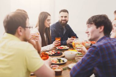 Grup, Festival tablo yemeğinde mutlu insan