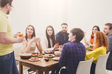 Tost partisi yemek arkadaş grubu diyor.
