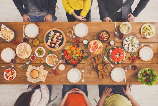 Mensen eten gezonde maaltijden op tafel geserveerd diner — Stockfoto