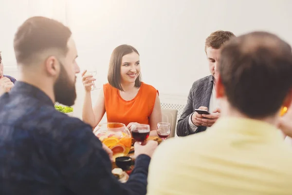 Grupo de personas felices en la cena de mesa festiva —  Fotos de Stock